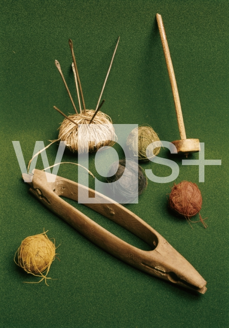 ｜銅製の針と羊毛の糸、木製の糸巻き錘