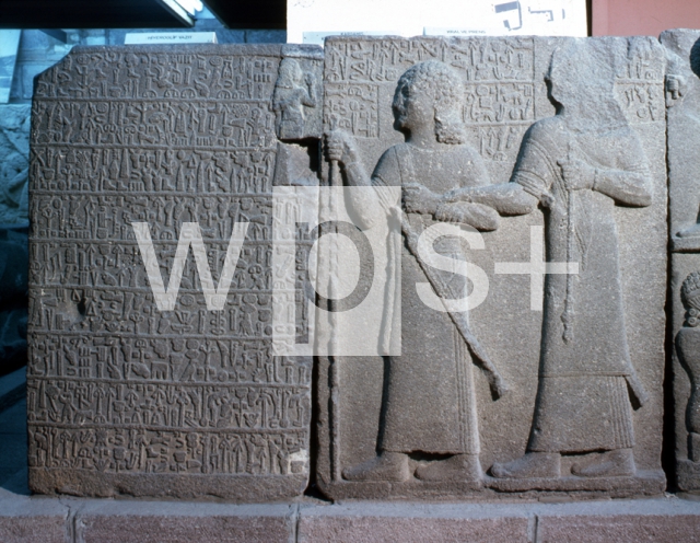 ｜ヒエログリフで書かれた碑文（左）、アララス王と子息カマナス（中左）