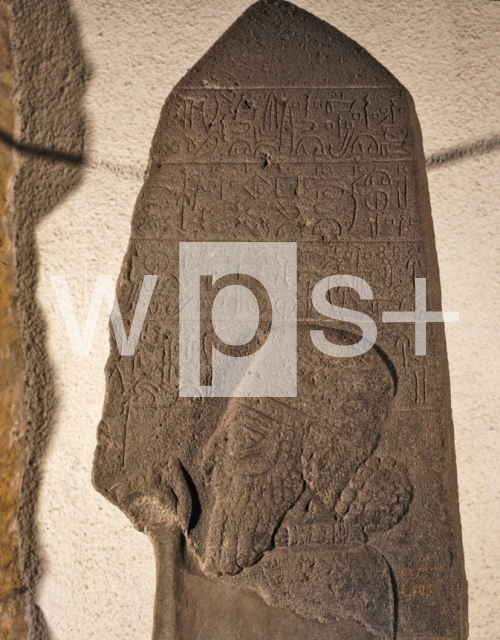 ｜神に敬意を表するワルパラス／ウルパラ王の肖像を浮彫りにした石碑（部分）