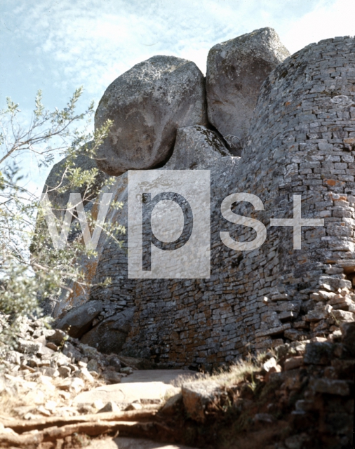 ｜グレート・ジンバブエ遺跡、アクロポリスの巨大な自然石をつないだ囲壁