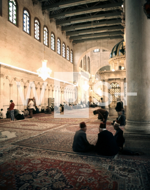 ｜ウマイヤド・モスクの礼拝に集まる信者たち