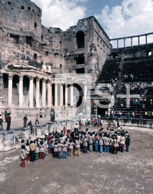 ｜ボスラ遺跡「ローマ劇場」を見学する児童
