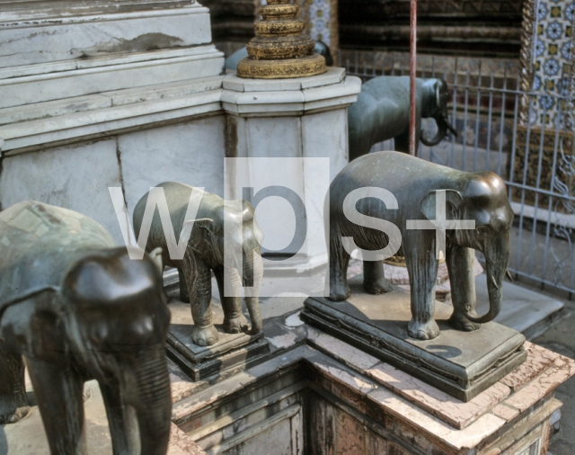 ｜ワット・プラケーオの前に立つ歴代ラーマ国王の象の彫刻