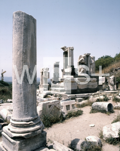 ｜エフェソス遺跡、ドミティアヌス広場にあるメミウスの碑