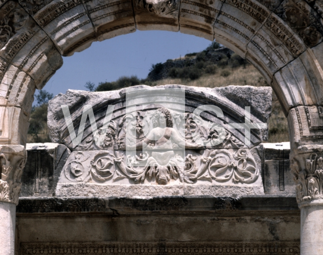 ｜エフェソス遺跡、ハドリアヌス神殿のフリーズ部分