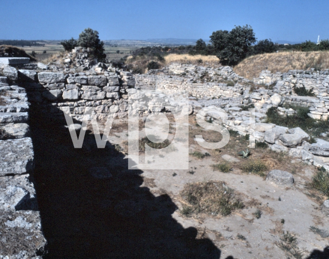 ｜トロイ遺跡（第6層）、アテナイ神殿のテラスから望む家々