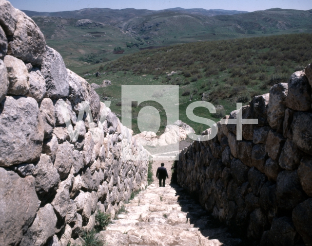 ｜ハットゥシャ遺跡と城塞の壁と階段