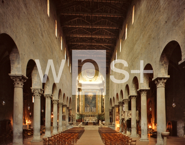 ｜ピストイア大聖堂（サン・ゼーノ大聖堂）の身廊および内陣祭壇部
