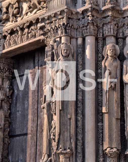 ｜ノートルダム大聖堂 (シャルトル)の西正面扉口「王の扉口」、中央扉口と左扉口の境の人像円柱