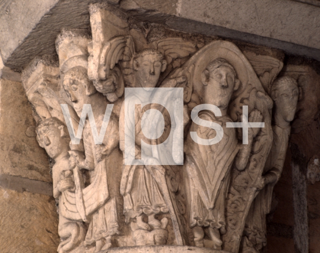｜サン・ブノワ・シュル・ロワール修道院の玄関の柱頭「栄光のサン・マルタン」