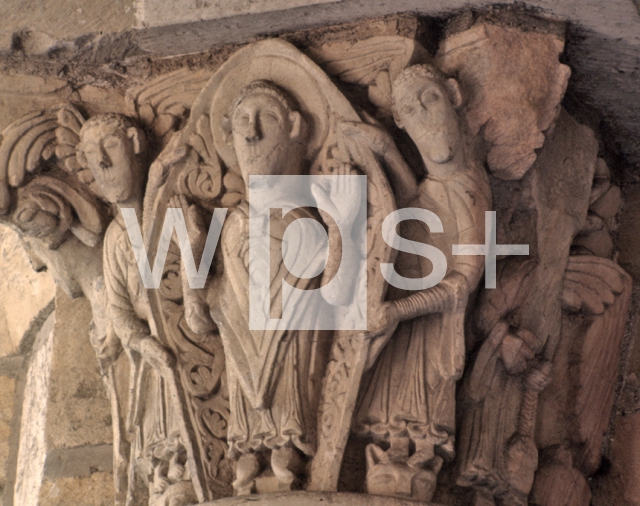 ｜サン・ブノワ・シュル・ロワール修道院の玄関の柱頭「栄光のサン・マルタン」