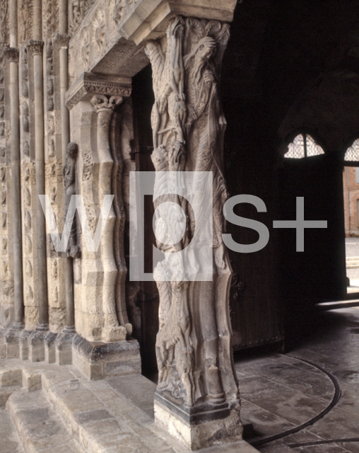 ｜サン＝ピエール・ド・モワサック修道院の南扉口中央柱「予言者エレミアと交又する獅子」