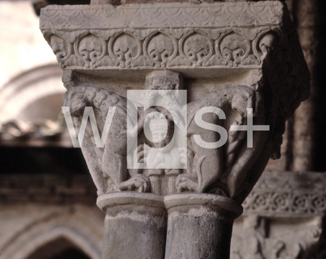 ｜サン＝ピエール・ド・モワサック修道院の回廊の西側の柱頭「獅子の間のダニエル」