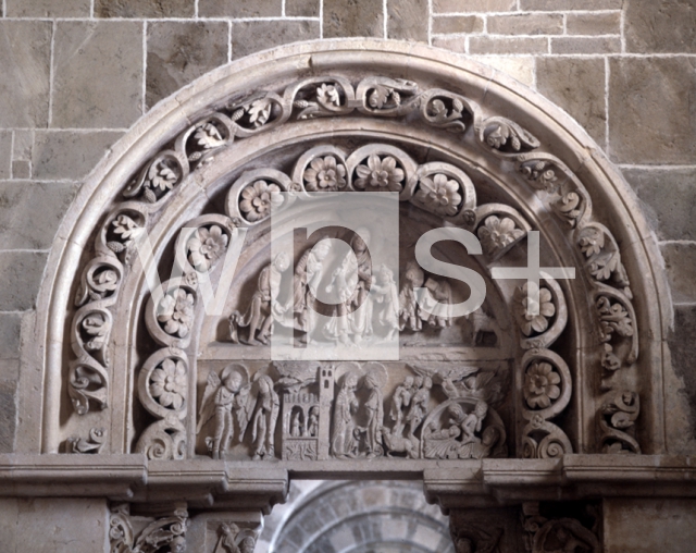 ｜サント＝マドレーヌ大聖堂のナルテックスの南側廊扉口ティンパヌム「受胎告知、聖母訪問、イエスの誕生、三博士の礼拝」