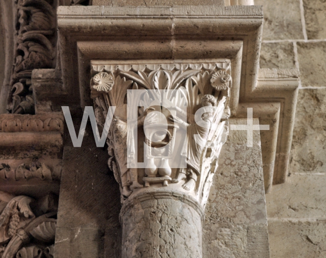 ｜サント＝マドレーヌ大聖堂のナルテックスの柱頭「最初の行者パウロと食事をする聖ベネディクト」