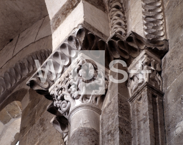 ｜サント＝マドレーヌ大聖堂の内部身廊天井下の柱頭「原罪」