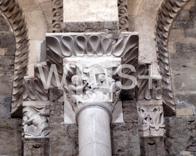 ｜サント＝マドレーヌ大聖堂の内部身廊天井下の柱頭「方舟を作るノアと息子」