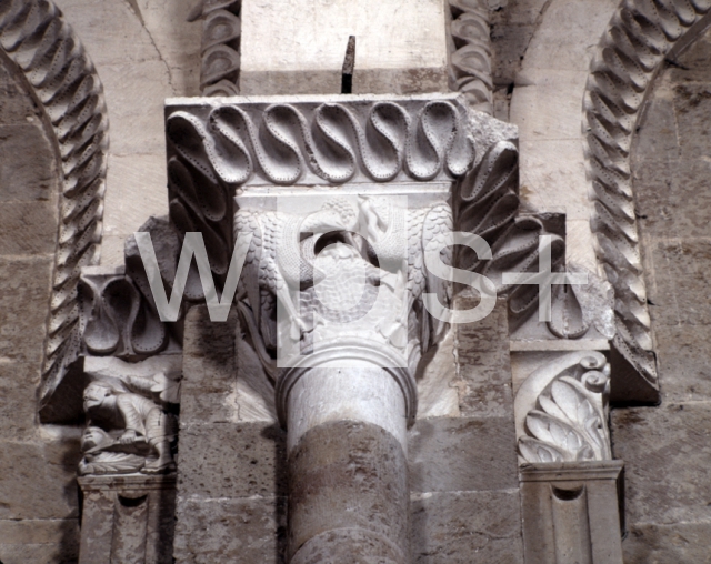｜サント＝マドレーヌ大聖堂の内部身廊天井下の柱頭「魚や虫を食べている鳥」