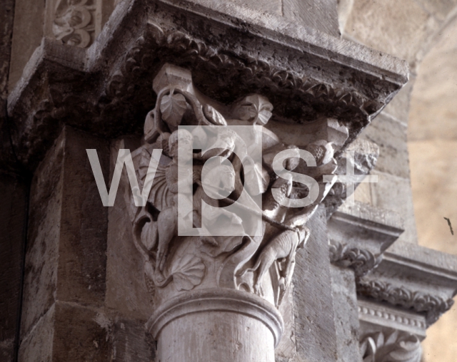 ｜サント＝マドレーヌ大聖堂の内部身廊の柱頭「狩猟するエウスタキウス」