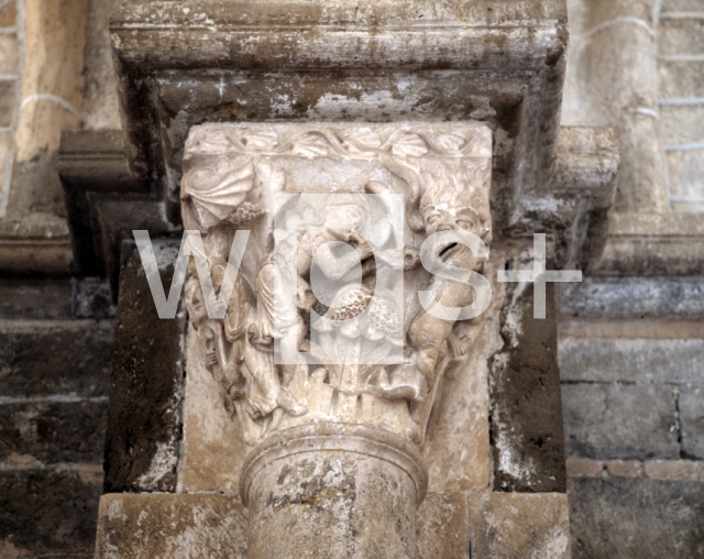 ｜サント＝マドレーヌ大聖堂の内部身廊の柱頭「音楽師と好色を象徴化した悪魔」