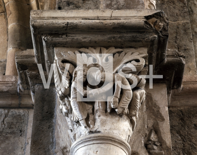 ｜サント＝マドレーヌ大聖堂の内部身廊の柱頭「エジプト人を殺害するモーゼ」