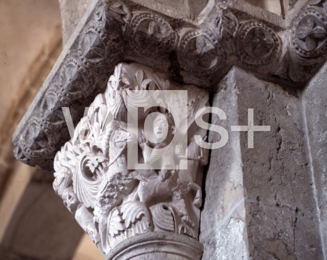｜サント＝マドレーヌ大聖堂の内部側廊の柱頭「アブサロムの連れ」