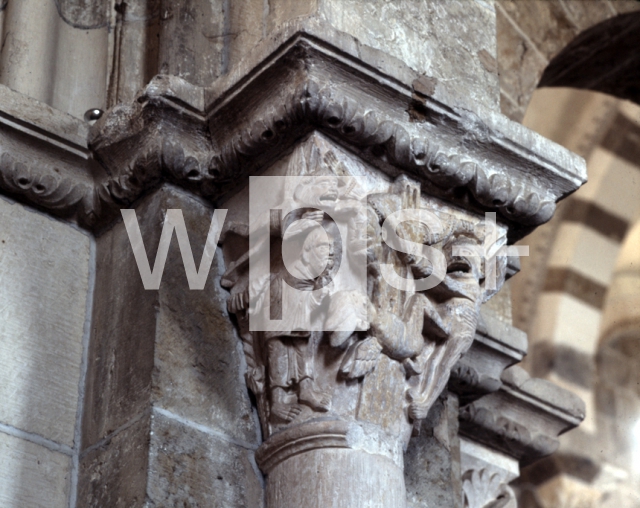 ｜サント＝マドレーヌ大聖堂の内部側廊の柱頭「聖アントニウスの誘惑」