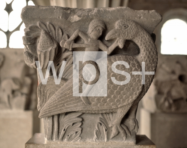 ｜サン・ラザール大聖堂の聖堂僧会堂の内陣旧在の柱頭「人間と鳥の戦い」