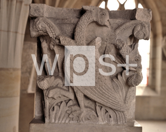 ｜サン・ラザール大聖堂の聖堂僧会堂の内陣旧在の柱頭「三頭の鳥」