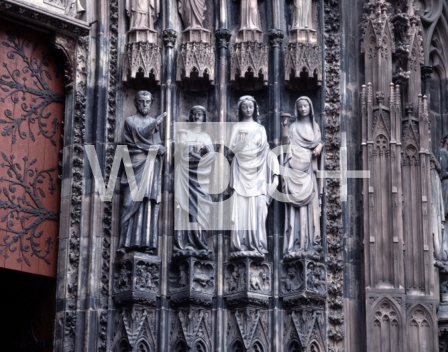 STEINBACH Erwin von｜ストラスブール大聖堂の西正面扉口の人像円柱