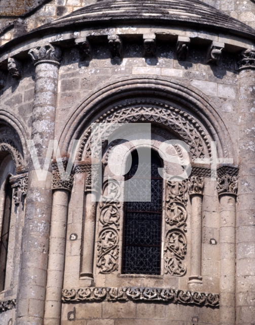 ｜サン・ピエール聖堂の後陣の中央窓の装飾