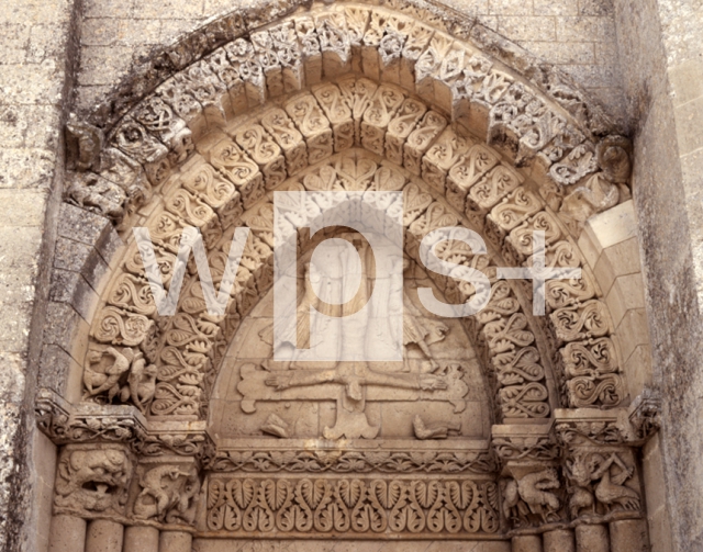 ｜サン・ピエール聖堂の西正面扉口の左側擬似扉口ティンパヌム「聖ペテロの磔刑」