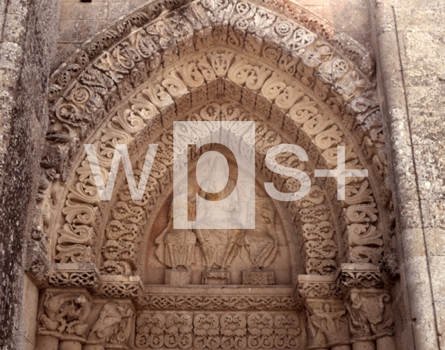 ｜サン・ピエール聖堂の西正面扉口の左側擬似扉口ティンパヌム「聖パウロと聖ペテロの間の栄光のキリスト」