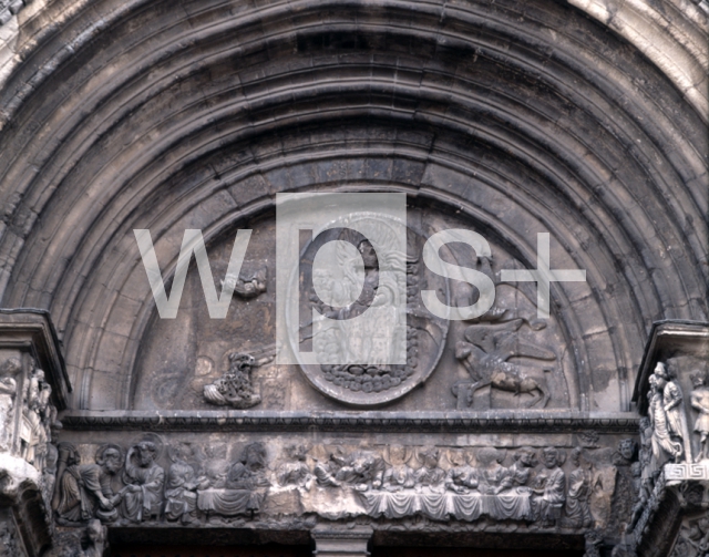 ｜サン・ジル修道院教会の西正面中央扉口ティンパヌム「栄光のキリスト」