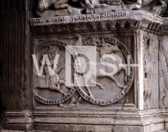 ｜サン・ジル修道院教会の西正面中央扉口「雄鹿を追うケンタウルス」の部分