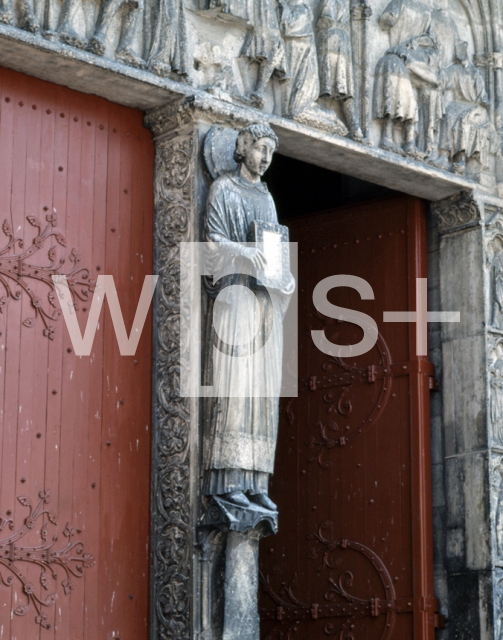 ｜サンテティエンヌ大聖堂の西正面扉口中央柱の「聖ステファノス（サンテティエンヌ）象」