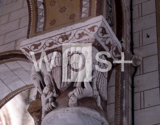｜サン・ピエール聖堂の内陣の柱頭「人食い怪鳥」