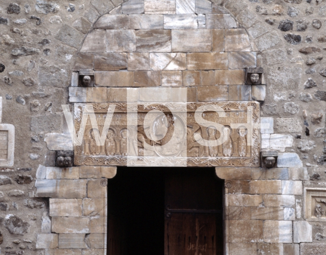 ｜サン・ジェニ・デ・フォンテーヌ修道院（サン・ミシェル教会）の西正面扉口「栄光のキリストと使徒」