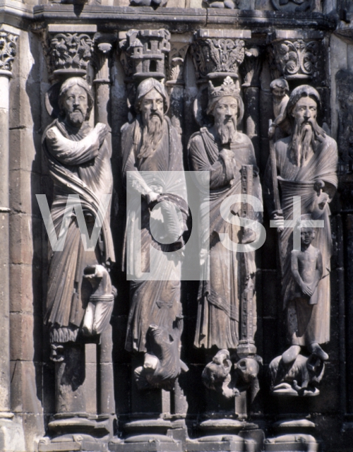 ｜ノートルダム大聖堂（サンリス）の西正面扉口左側壁の人像円柱