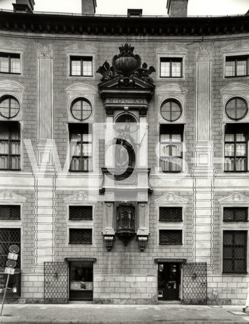 KRUMPPER Hans｜ミュンヘンのレジデンツの西側正面部外壁面を飾る「聖母子像」