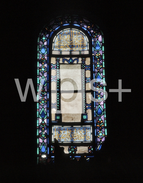 ｜アヤソフィア（ハギア・ソフィア大聖堂）のアプシス下中央のステンドグラス（下段）