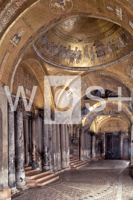 ｜サン・マルコ大聖堂の柱廊に囲まれた中庭とアプラハムの生涯を描いた小クーポラ