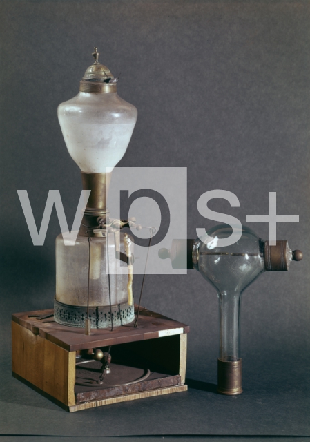 ｜電気盆との合体による点火装置を取付けた可燃性空気の入ったランプ（左）と放電により着火される可燃性空気の入ったヴォルタの着火装置（ピストル）（右）