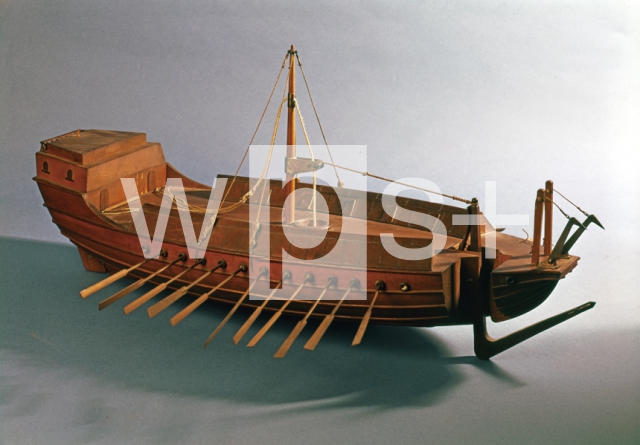 ｜可動式スプールをもつ船の模型