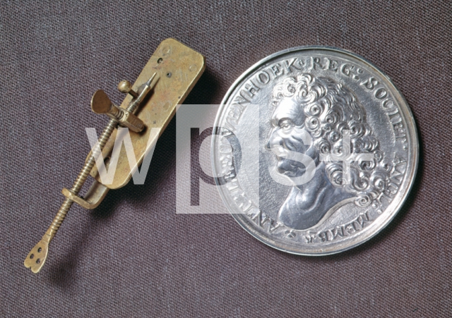 ｜レーウェンフックの顕微鏡とメダル