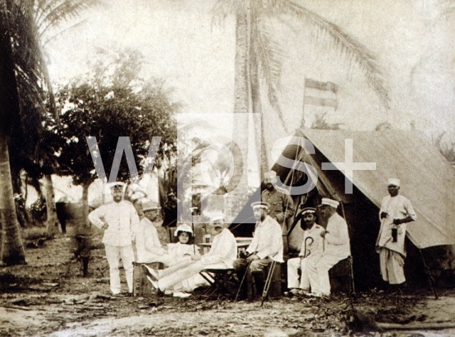 ｜コッホ、スタッフと共に、1906年東アフリカのキャンプにて