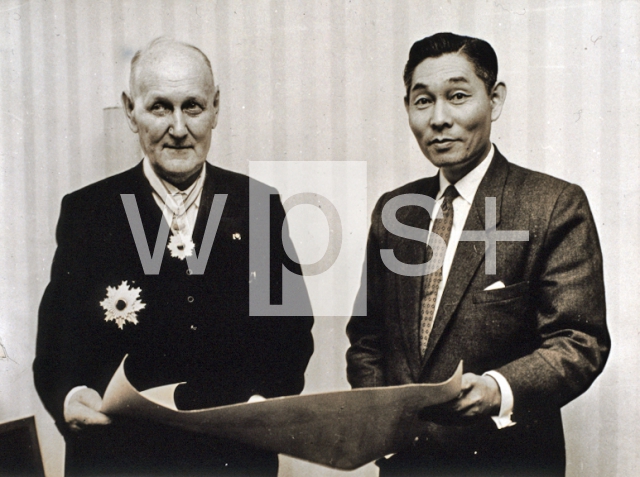 ｜勲二等、旭日重光章を贈与されるドーマク、1959年1月14日