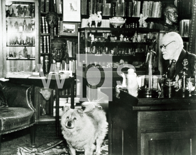 ｜ウィーンの研究室でのフロイト、1936年