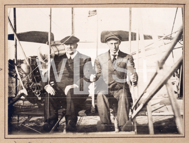 ｜レオン・ボレを乗せ操縦するウィルバー・ライト、1908年