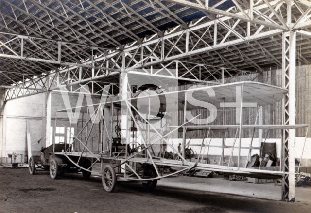 ｜ル・マンのレオン・ボレの工場内のライト兄弟の飛行機、1908年